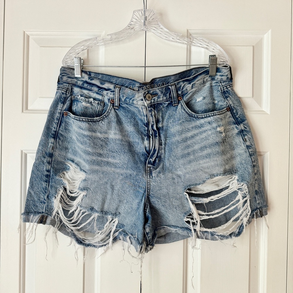 American Eagle | Distressed High Rise Mom Short | 18